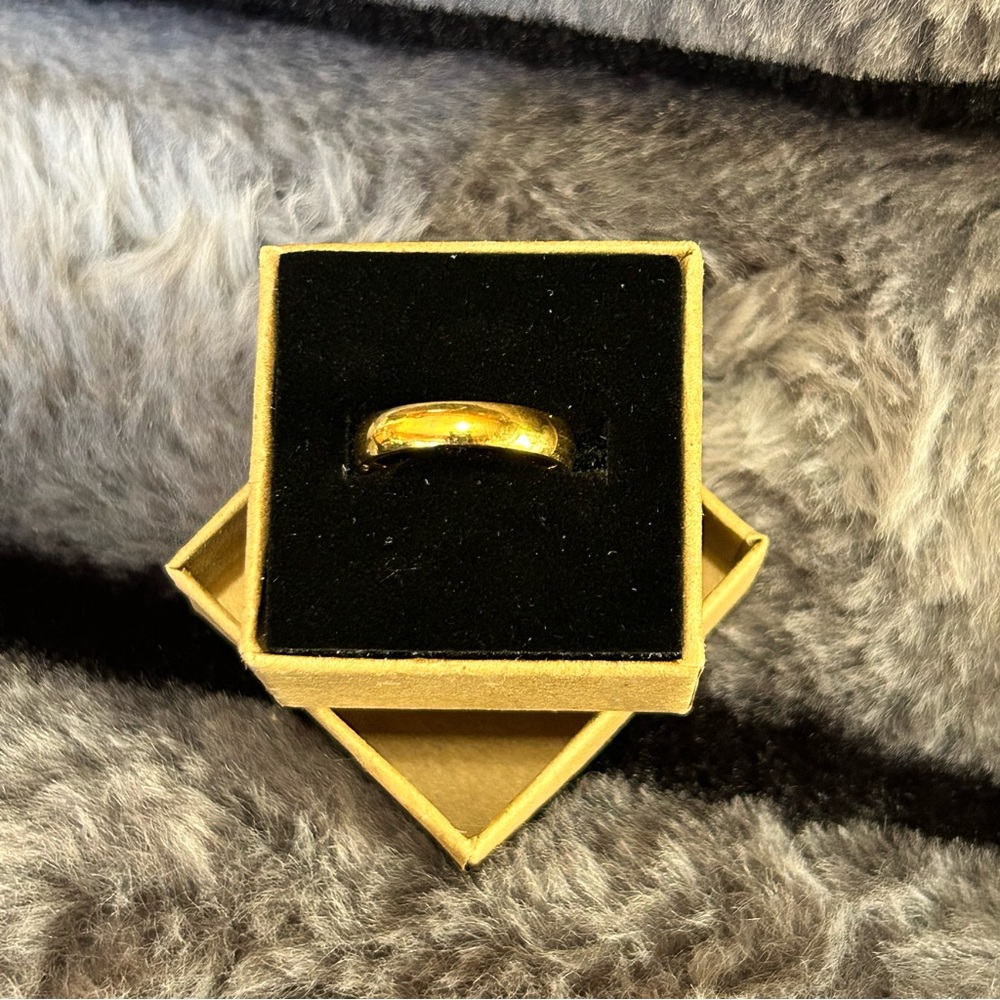 Ladies 18kt solid yellow gold 4mm classic dome wedding band NIB 4.5